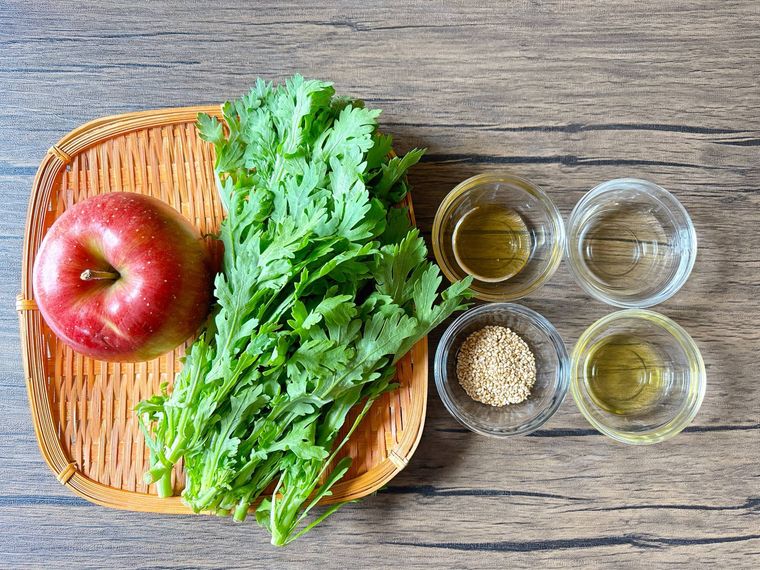 春菊とりんごのシャキシャキサラダの材料