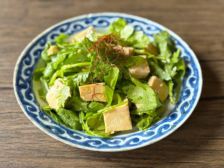 和皿に盛られた春菊と豆腐の韓国風ナムルサラダ