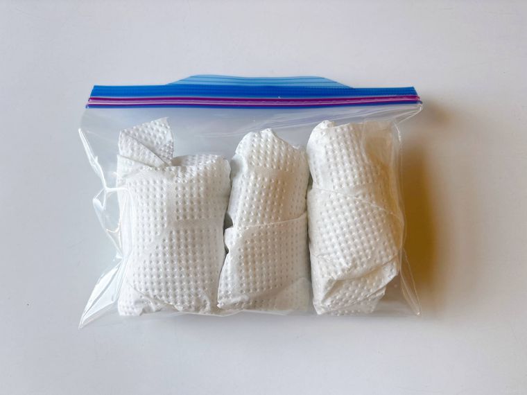 ピーマンをキッチンペーパーで包み保存袋に入れたもの