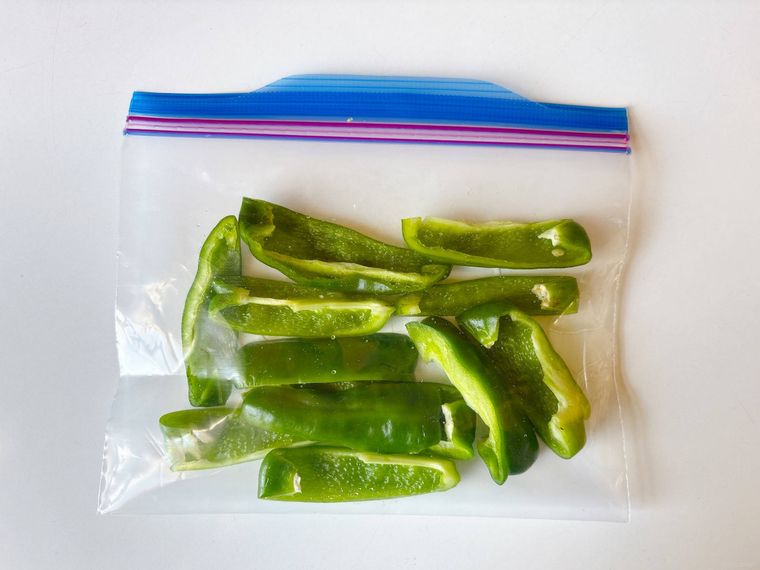 細切りにしたピーマンを冷凍用保存袋に入れたもの