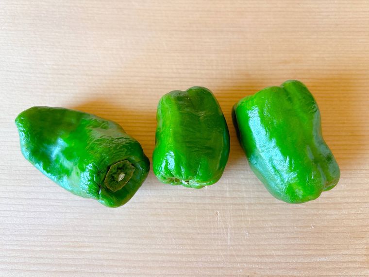 まな板におかれたしわしわになったピーマン