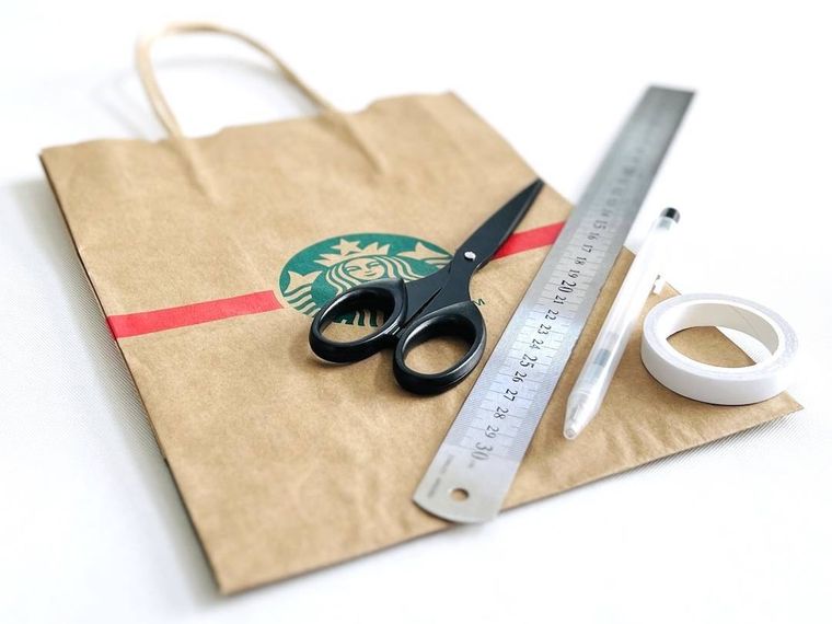 紙袋、ハサミ、定規、ボールペン、両面テープ