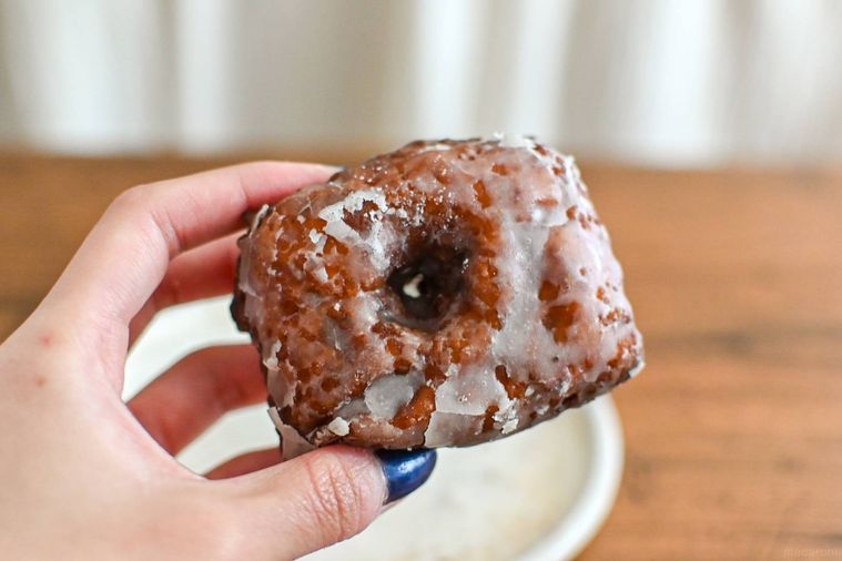 ドーナツを持っているところ