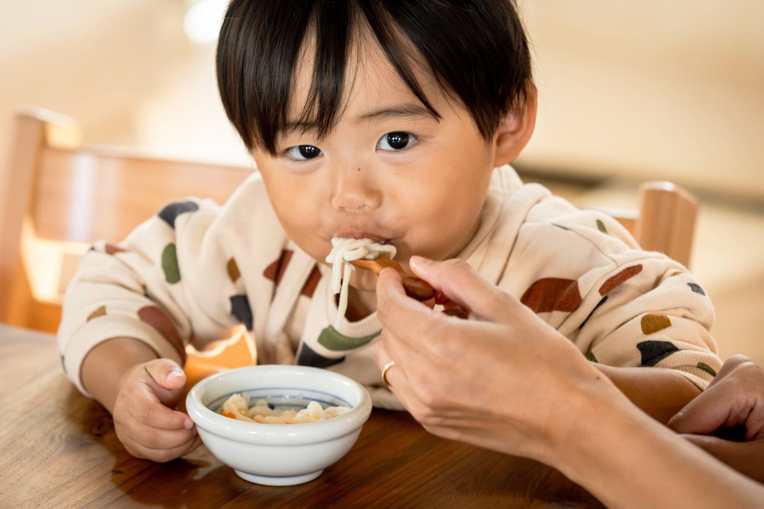 うどんを食べている男の子