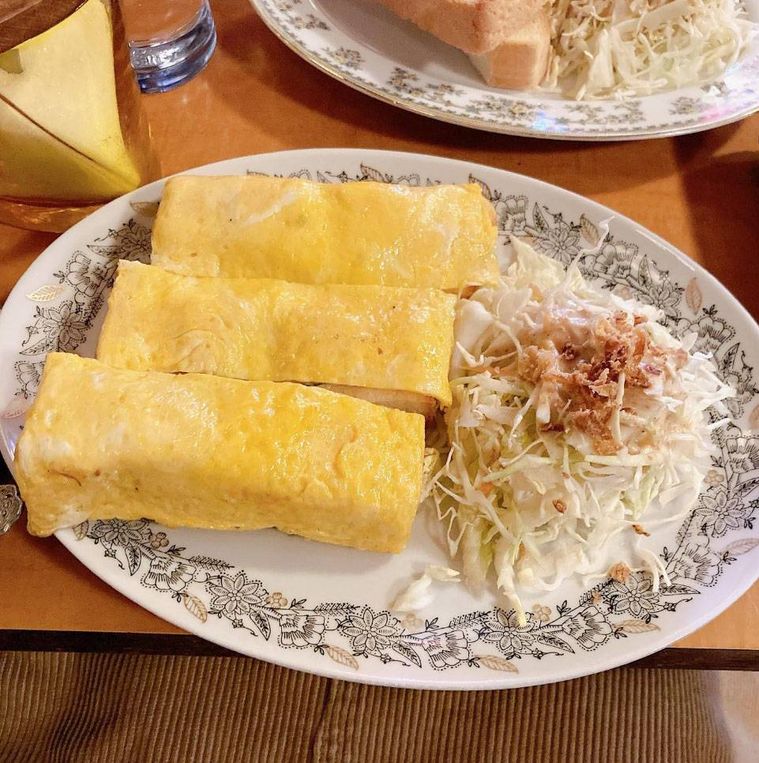 柄入りの白いお皿に盛られたモーニング Bセット