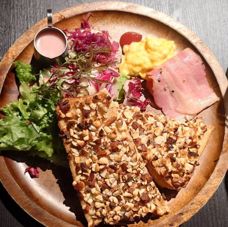 木のプレートに盛られたきこりプレート アーモンドバタートースト