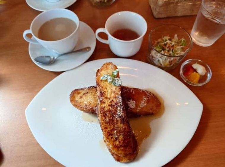 白いお皿に盛られたフレンチトーストとコーヒー、サラダ、スープ