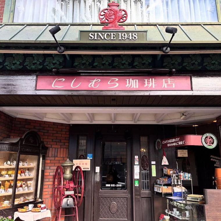 赤い看板が掲げられ、ショーケースが設置されたにしむら珈琲店三宮店の外観