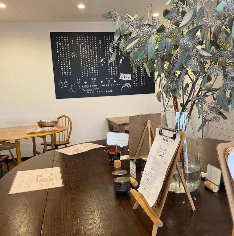 木のテーブルの上に植物が置かれたあおい屋の店内