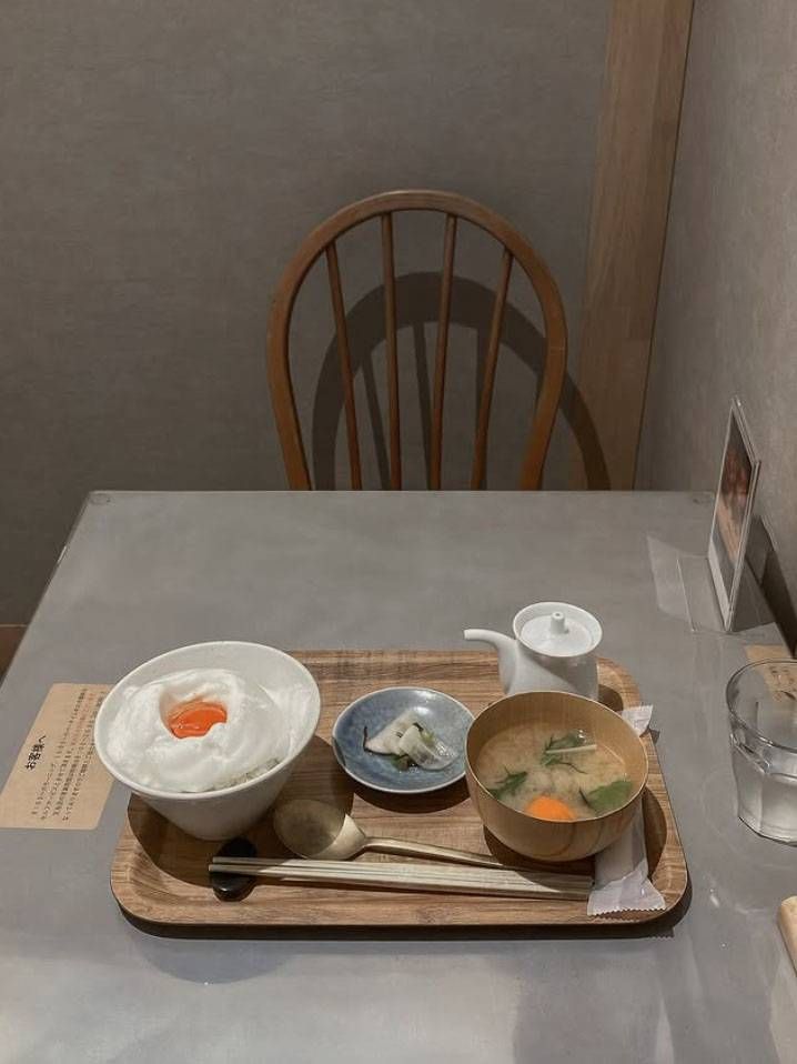 木のトレイにのせられた卵かけご飯セット