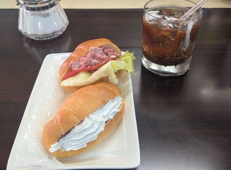 白いお皿に盛られたアサビアン ロールセット