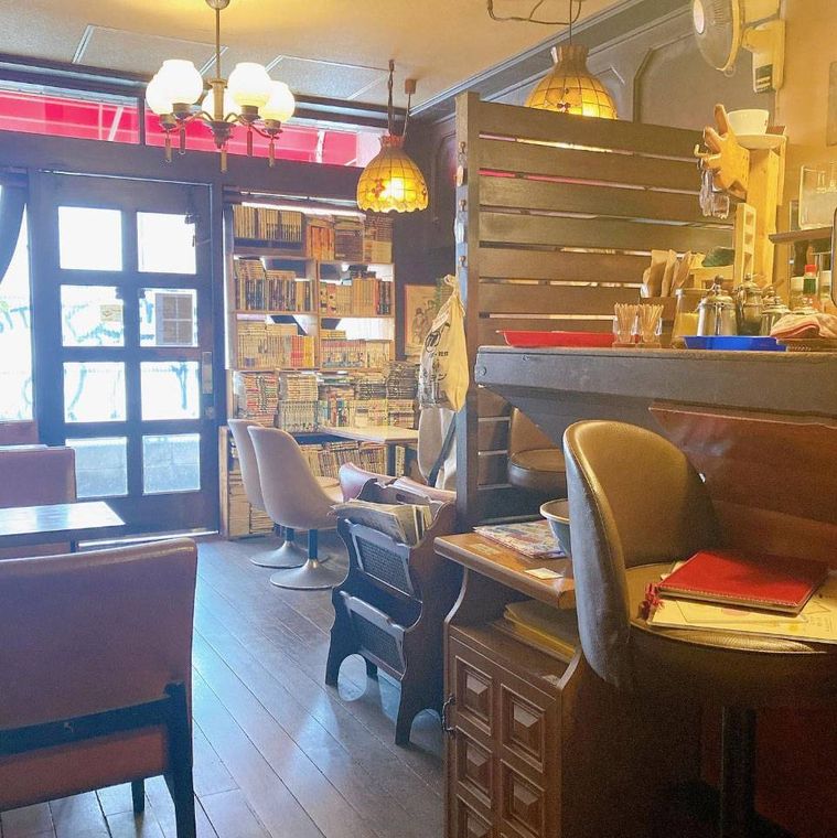 ムーディーな照明、ソファが置かれたポエムの店内