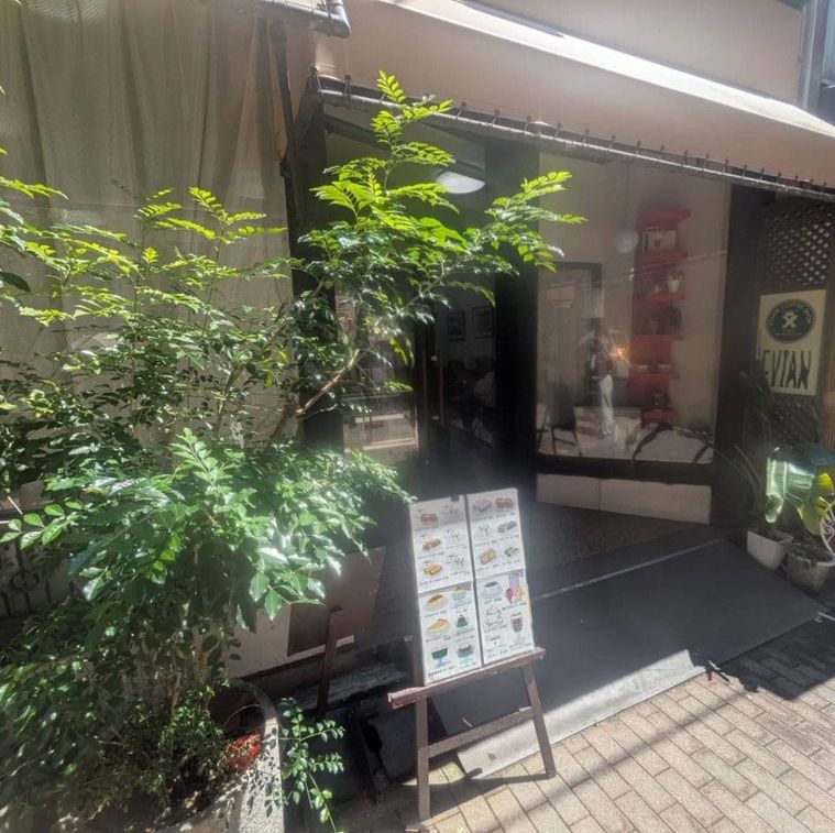 店頭に植物が置かれたエビアンコーヒーの外観