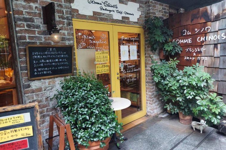 レンガ調の外壁にイエローのガラス扉がついたコム・シノアの外観