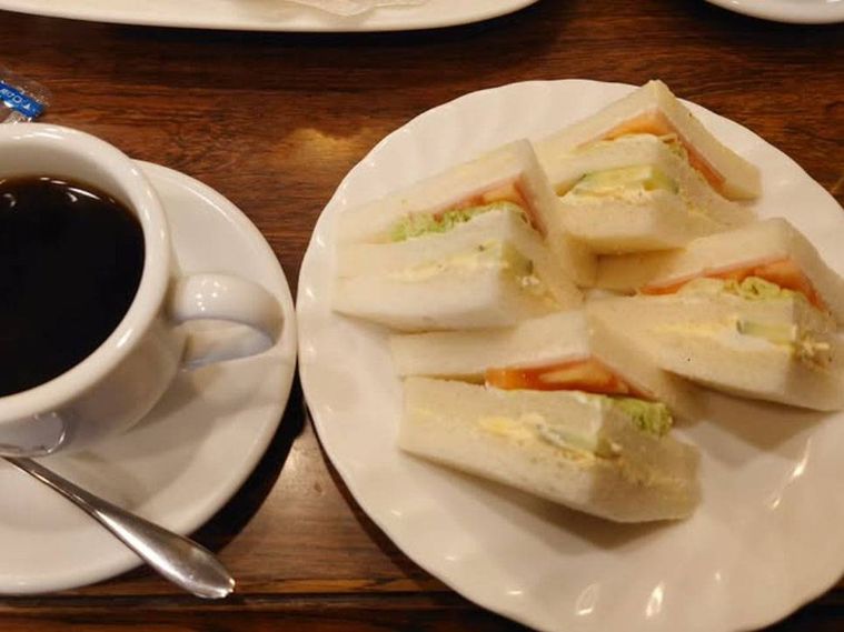 白いお皿に盛られたBモーニングとセットのコーヒー