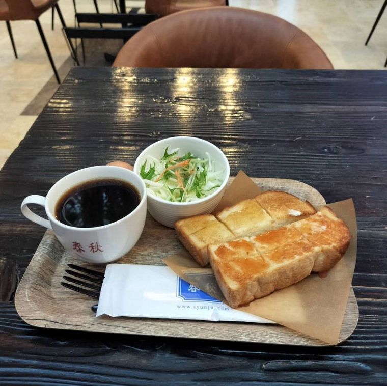 トレイにのせられたトーストセット