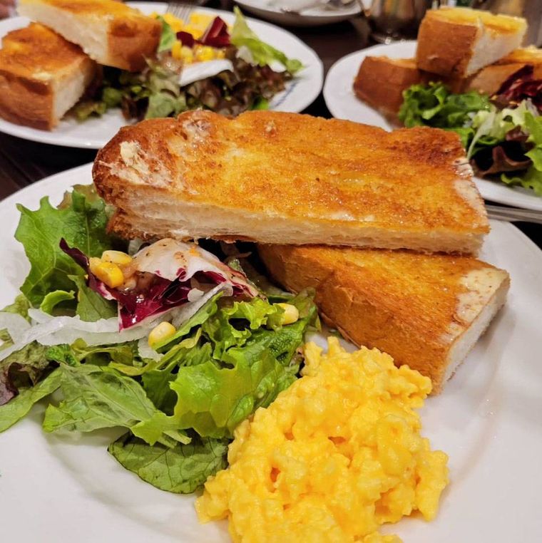 白いお皿に盛られたスクランブルモーニングが並ぶ様子