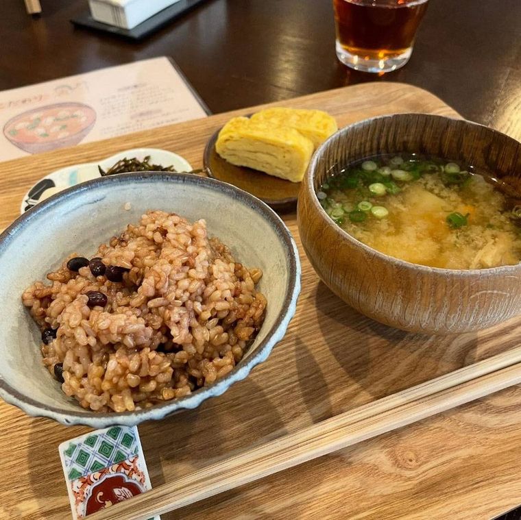 木のトレイにのせられた朝ごはん