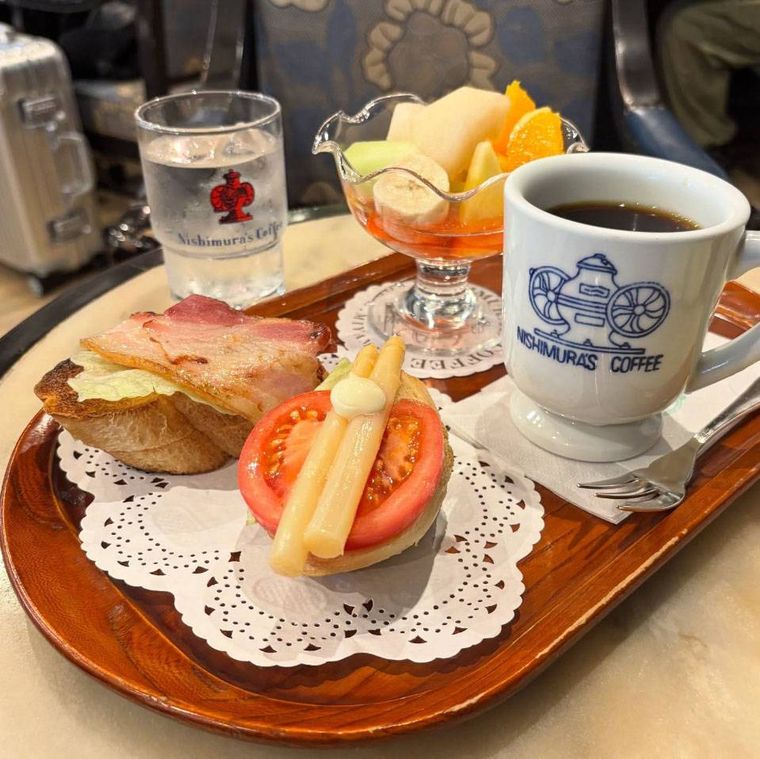 木のトレイにのせられたフルーツセット