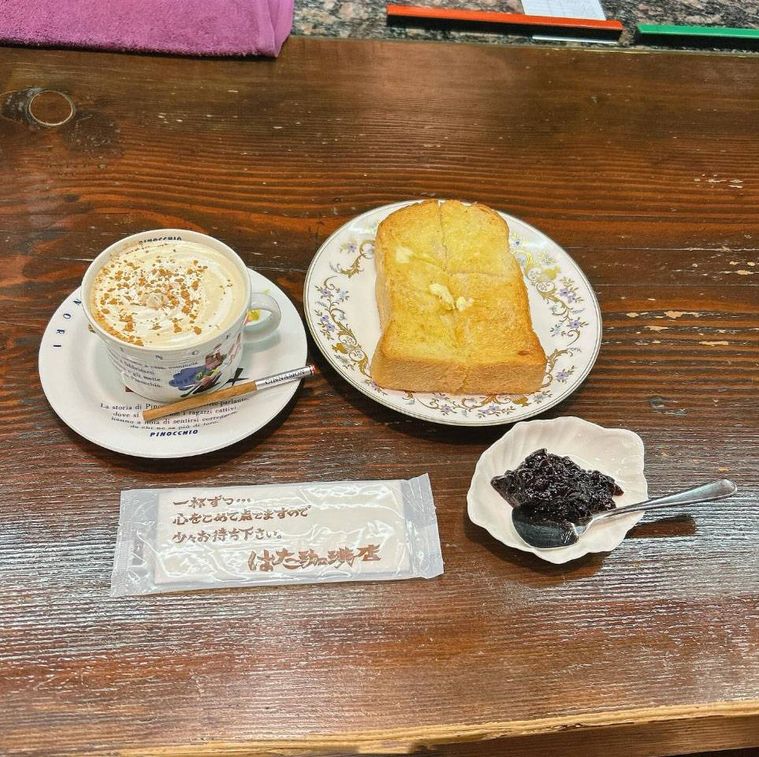 白いお皿に盛られたブルーベリージャムトーストとシナモン珈琲