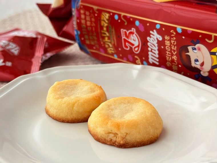 カントリーマアムミルキー味とパッケージが並んでいる様子