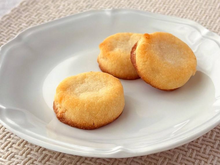 カントリーマアムミルキー味が白皿に盛り付けられている様子