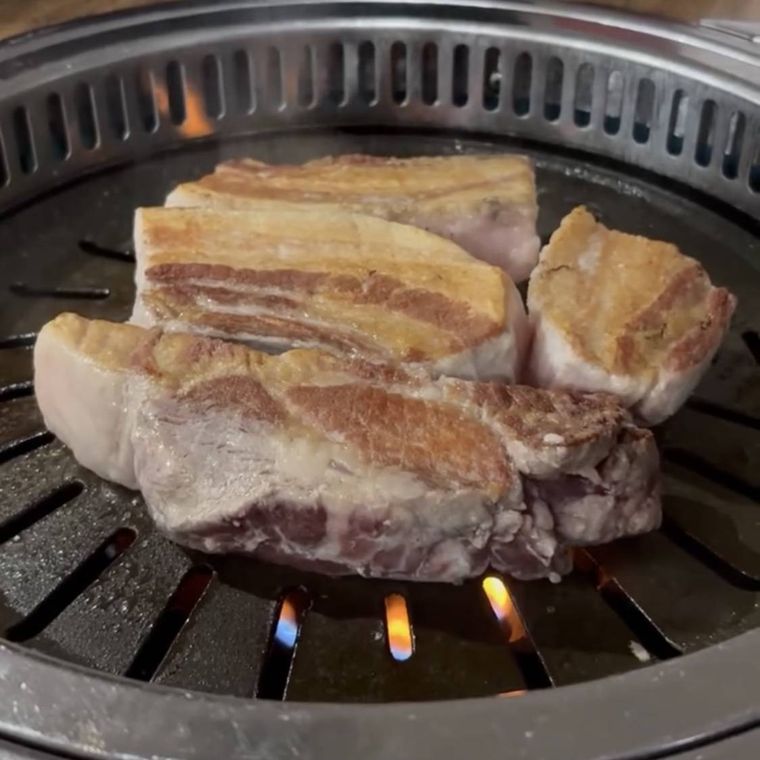 鉄板の上で焼いているサムギョプサル