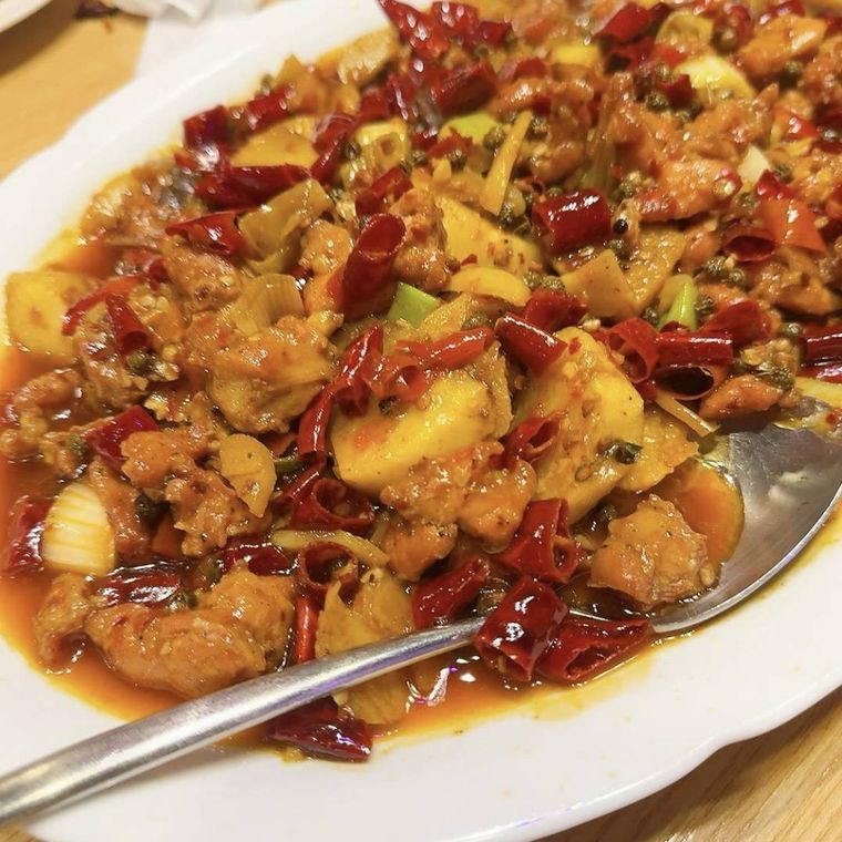 器に盛られた水煮魚片