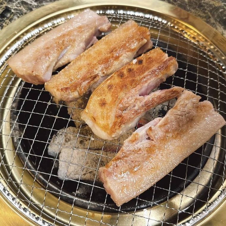 炭火で焼いているサムギョプサル