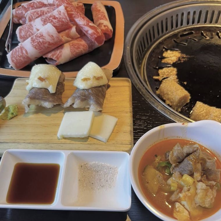 器に盛られた肉と野菜とスープ