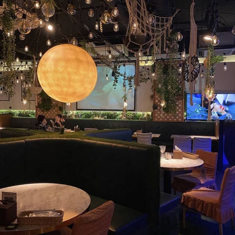 丸いライトが設置されたダルビッマルの店内