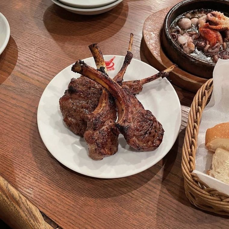 器に盛られたラムチョップ