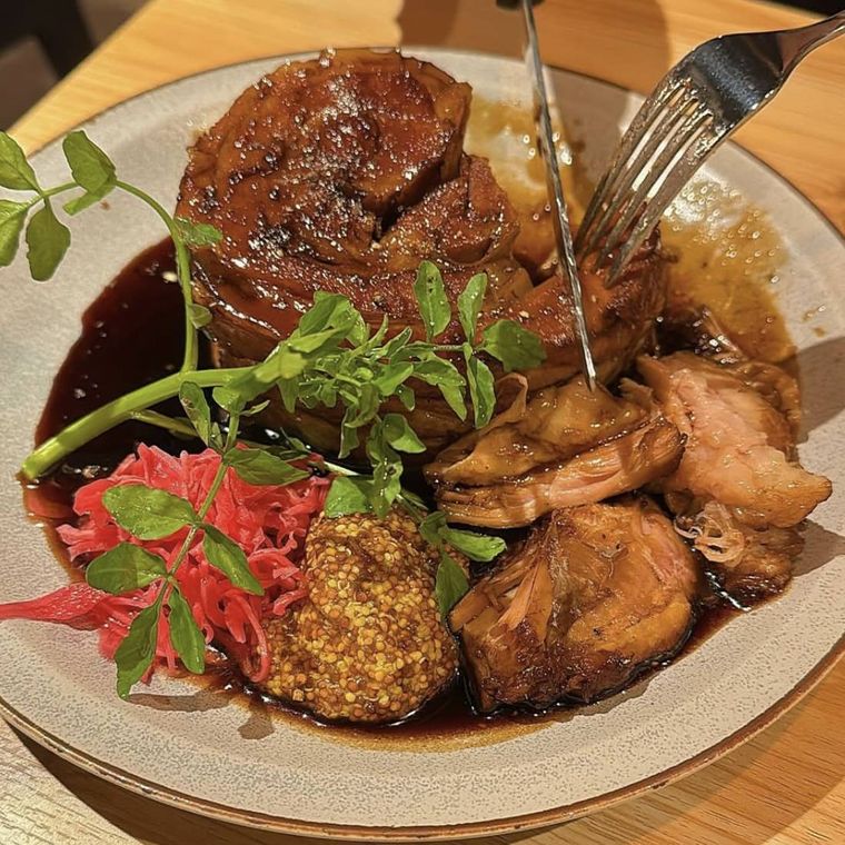 器に盛られた厚切りのチャーシュー