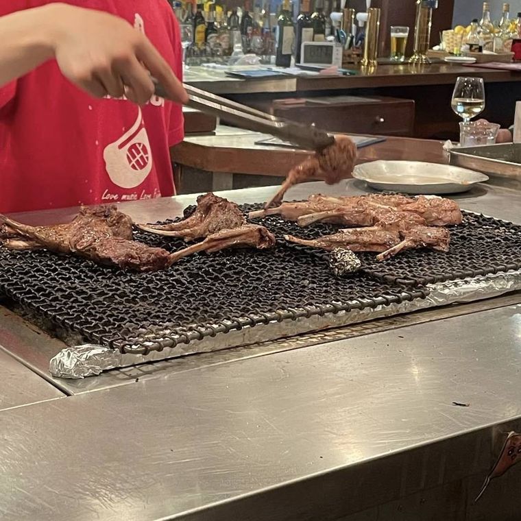 網の上で焼かれているラムチョップ