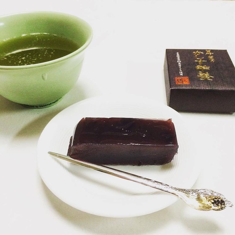 甘精堂本店が手掛けている昆布羊羹をお皿に盛りつけている様子