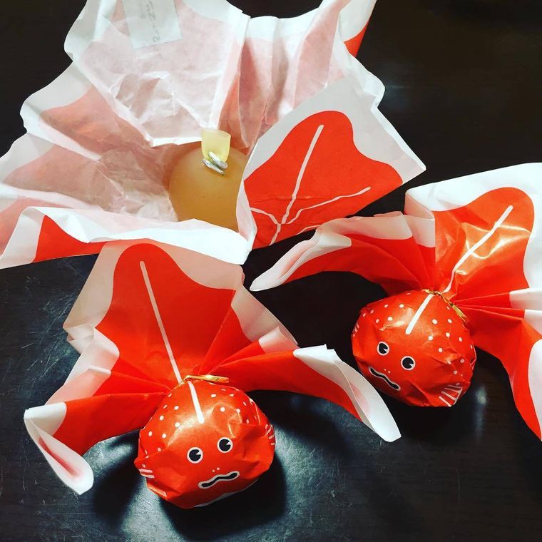 有限会社 上ボシ武内製飴所が手掛けている金魚ねぶた ひとくち林檎羊羹が並んべられている様子