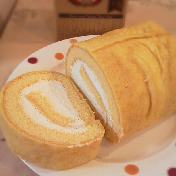 清月のイタリアンロールが一切れ分カットされた状態で皿に盛り付けられている様子