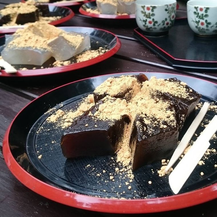 山の湯宿はまやらわの名水わらび餅がきなこがかけられた状態で皿に盛り付けられている様子