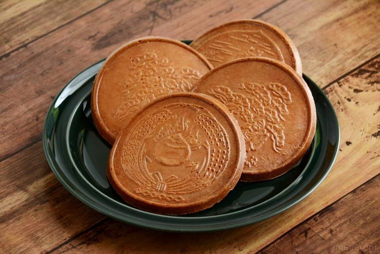 お皿に盛りつけられた田中屋せんべい総本家の代表銘菓で知られるみそ入大垣せんべい厚焼