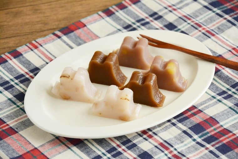 お皿に並べられている信玄堂の人気銘菓からすみ黒砂糖、くるみ、栗の3種類のフレーバーが並んでいる様子