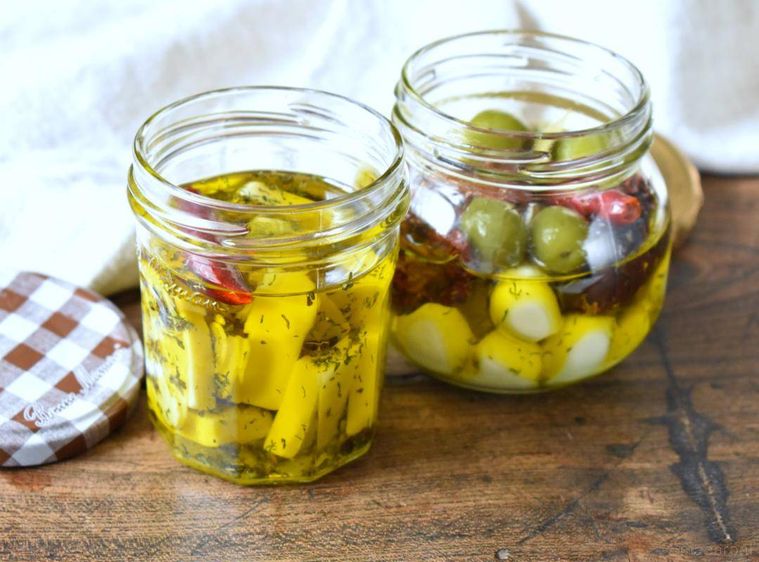 瓶に詰めたチーズのオリーブオイル漬け2種