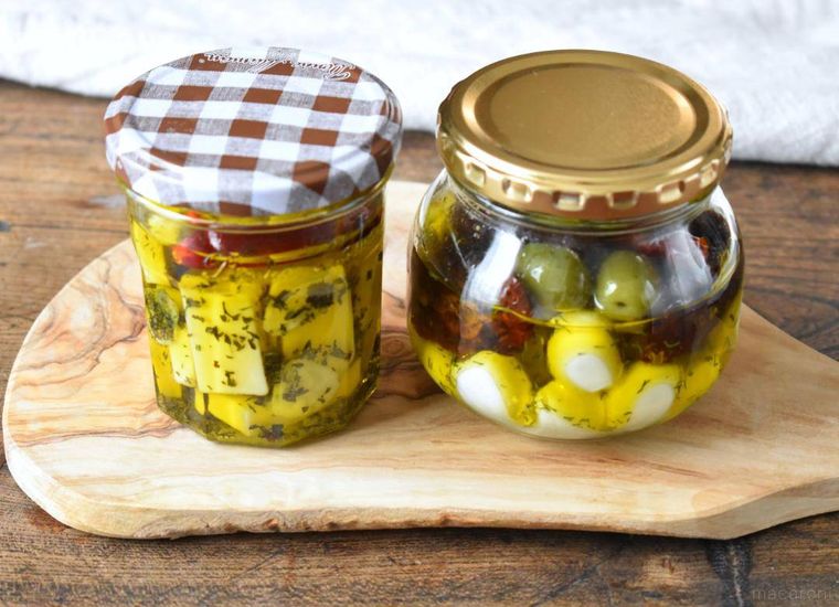 瓶に詰めたチーズのオリーブオイル漬け2種