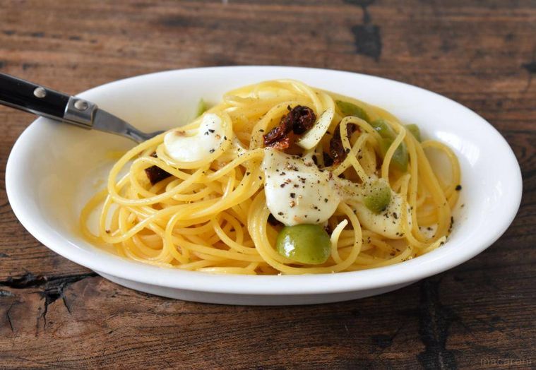 フォークを添えたチーズパスタの皿