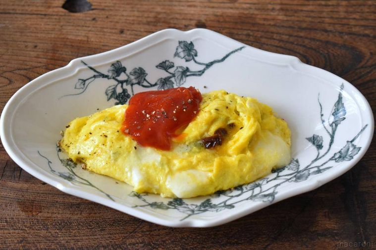 皿に盛ったチーズオムレツ