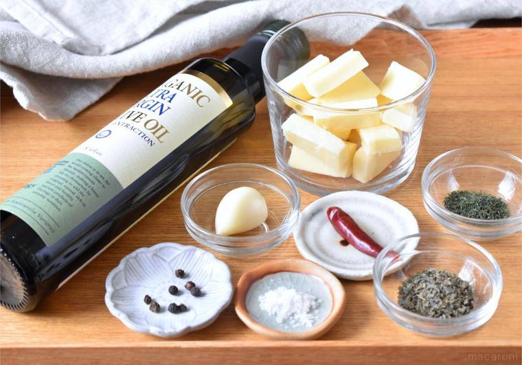 チーズのオリーブオイル漬けの材料