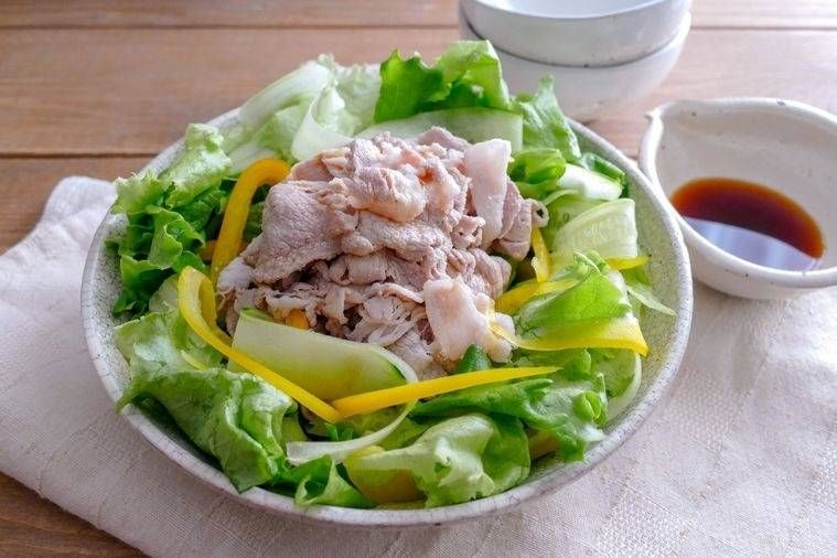 白色の盛られたレタスの豚しゃぶサラダ