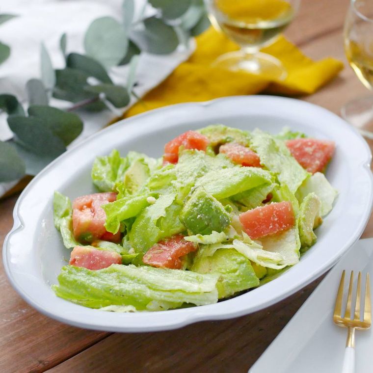 レタスとトマトの粉チーズサラダ