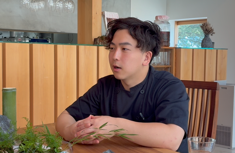 インタビューを受ける鎌田さん