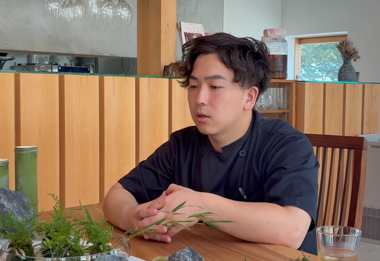 インタビューを受ける鎌田さん