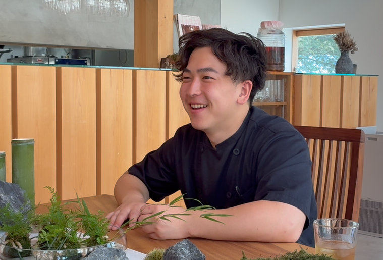 インタビューを受ける鎌田さん